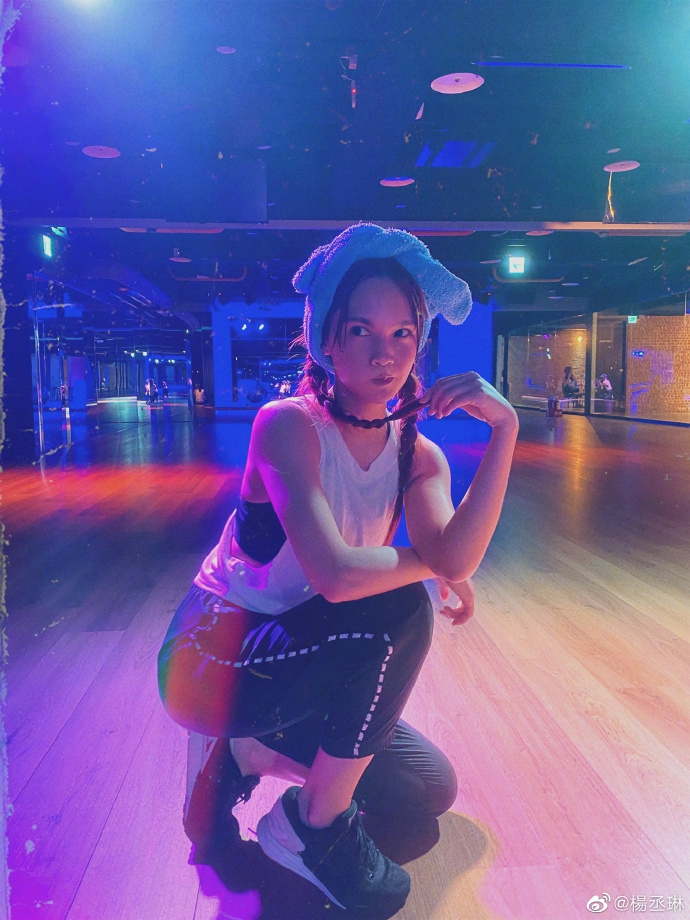 杨丞琳绑麻花辫健身甜美又性感 浴巾裹头凹造型超少女