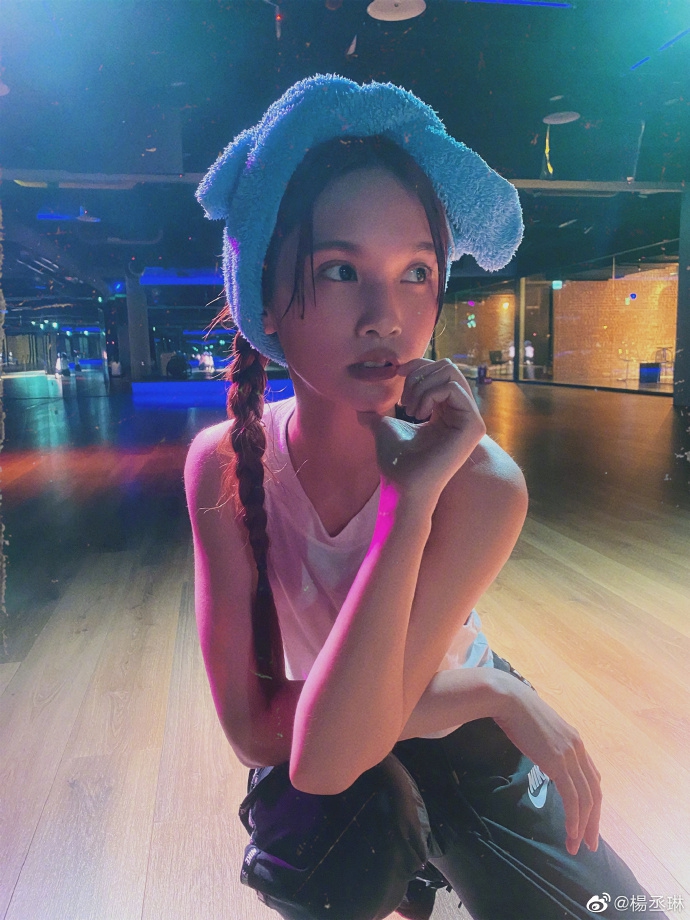 杨丞琳绑麻花辫健身甜美又性感 浴巾裹头凹造型超少女