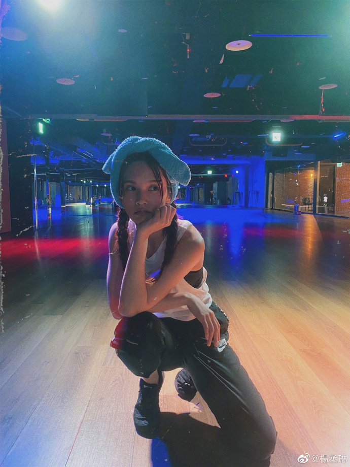 杨丞琳绑麻花辫健身甜美又性感 浴巾裹头凹造型超少女