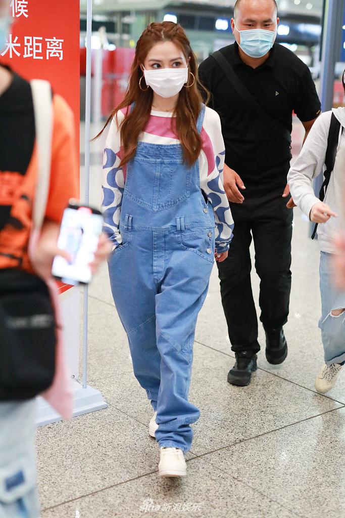 邓紫棋穿背带裤赶飞机 眼神凌厉走路带风气场无敌