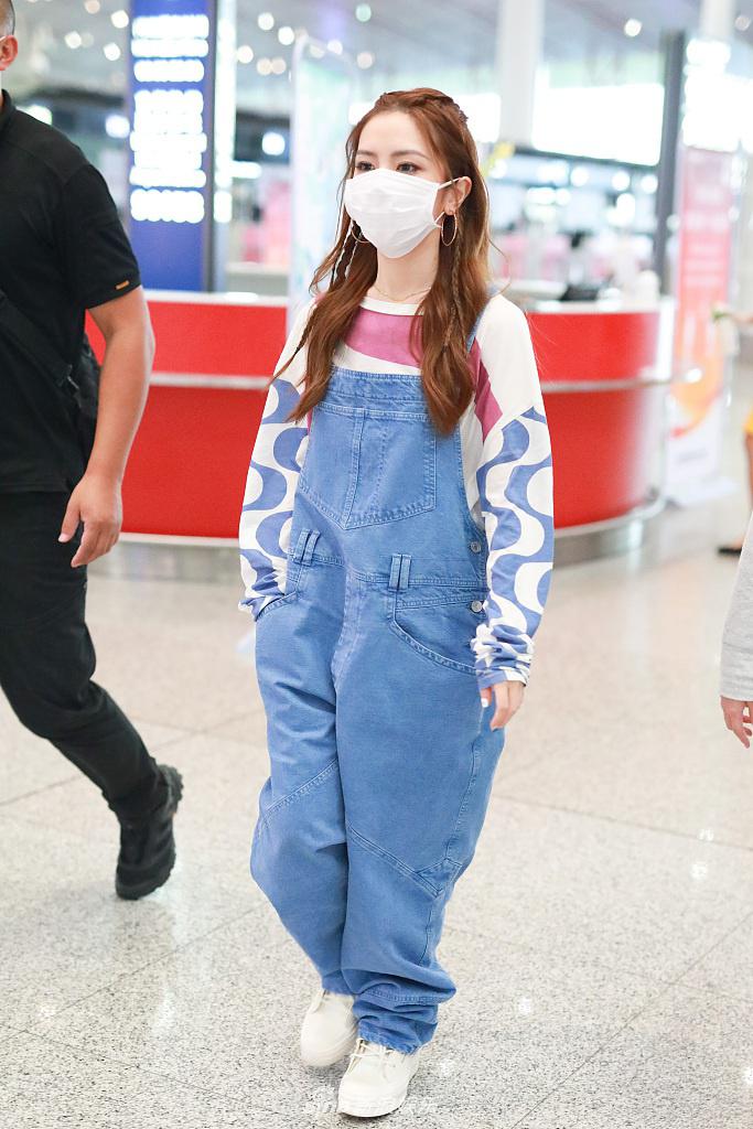 邓紫棋穿背带裤赶飞机 眼神凌厉走路带风气场无敌