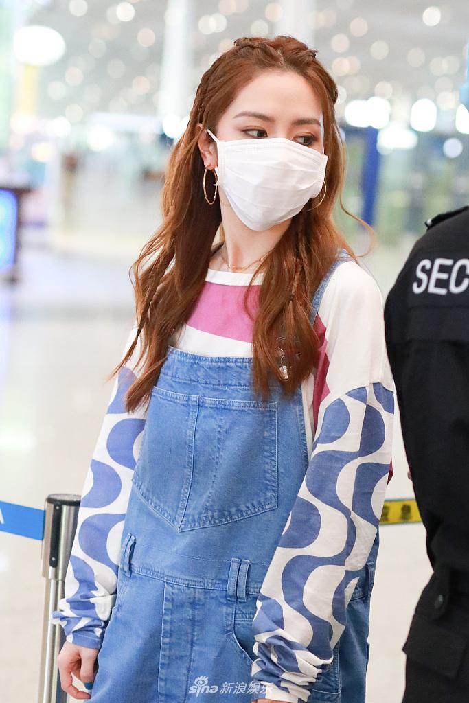 邓紫棋穿背带裤赶飞机 眼神凌厉走路带风气场无敌