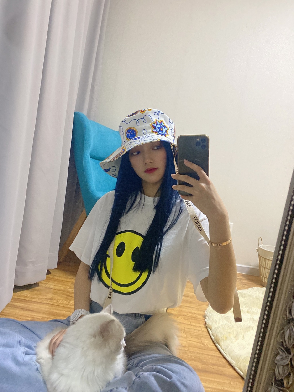 程潇晒与爱猫自拍美照 戴印花渔夫帽清新可人