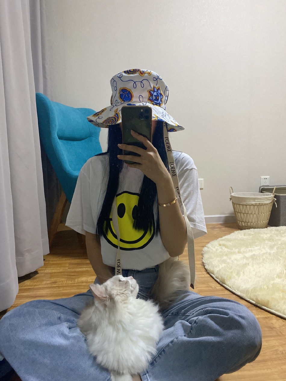 程潇晒与爱猫自拍美照 戴印花渔夫帽清新可人
