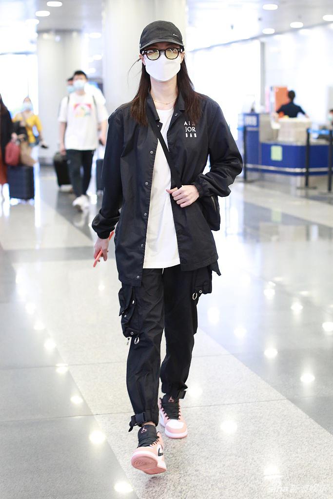 钟楚曦中性风穿搭超飒 戴黑框眼镜对镜亲切招手