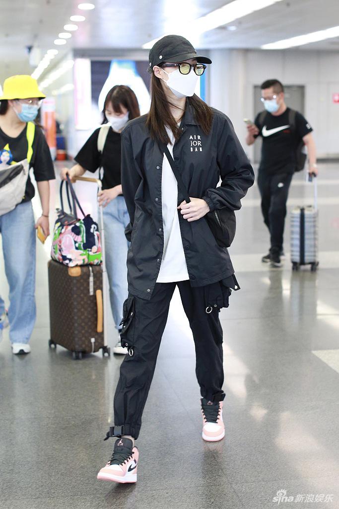 钟楚曦中性风穿搭超飒 戴黑框眼镜对镜亲切招手