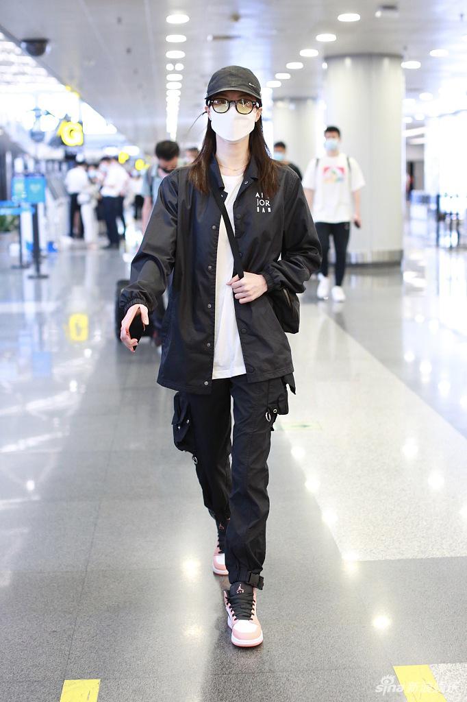 钟楚曦中性风穿搭超飒 戴黑框眼镜对镜亲切招手