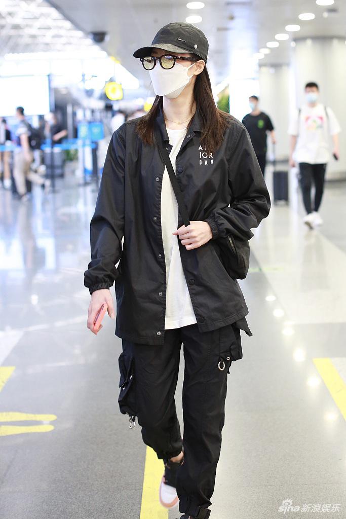 钟楚曦中性风穿搭超飒 戴黑框眼镜对镜亲切招手