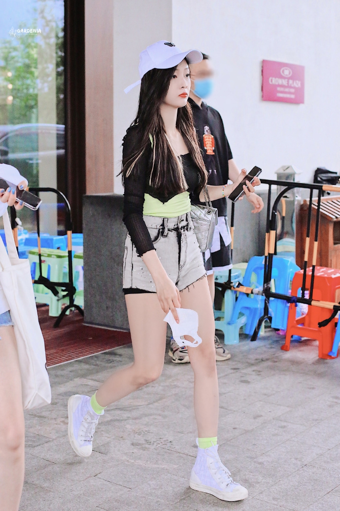 吴宣仪穿设计感上衣秀香肩锁骨 配同色短袜藏时尚心机