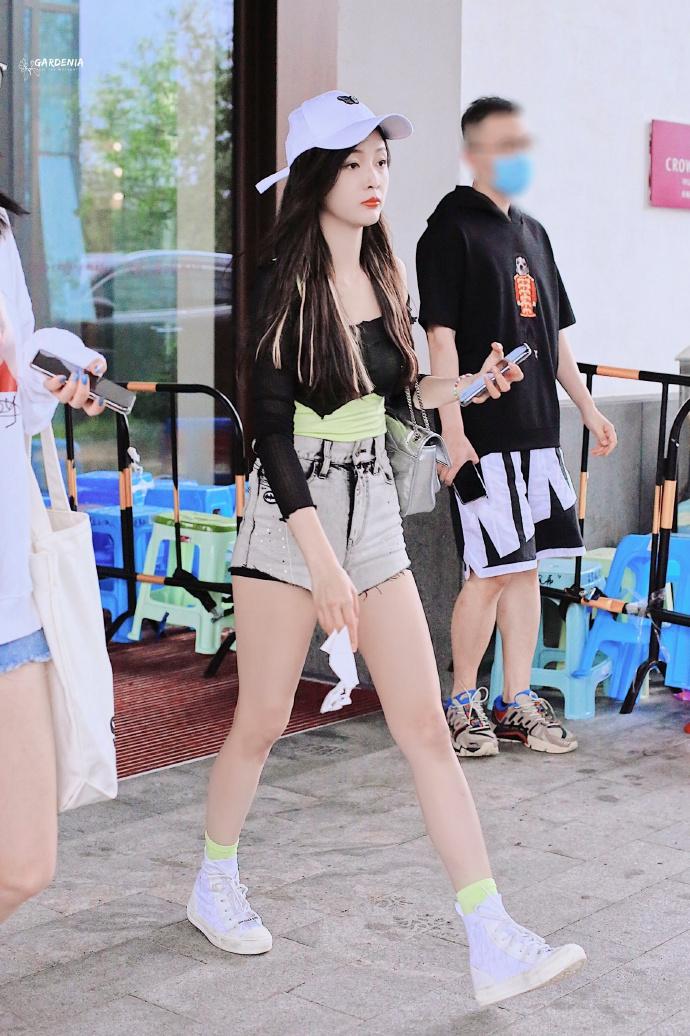 吴宣仪穿设计感上衣秀香肩锁骨 配同色短袜藏时尚心机