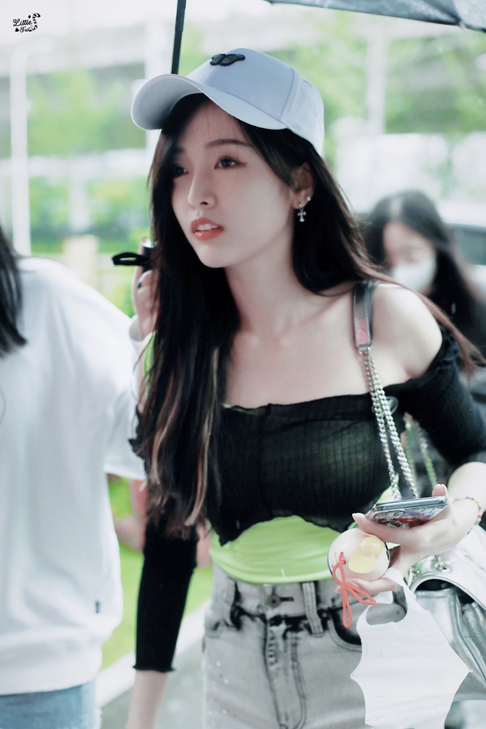 吴宣仪穿设计感上衣秀香肩锁骨 配同色短袜藏时尚心机