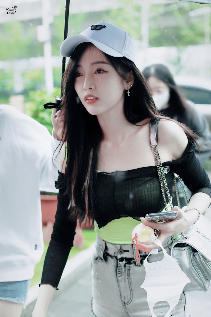 吴宣仪穿设计感上衣秀香肩锁骨 配同色短袜藏时尚心机