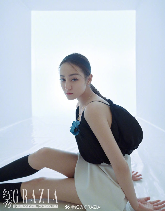 迪丽热巴最新大片曝光 风格多变展现侧颜杀