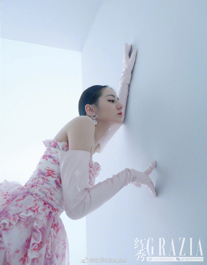 迪丽热巴最新大片曝光 风格多变展现侧颜杀