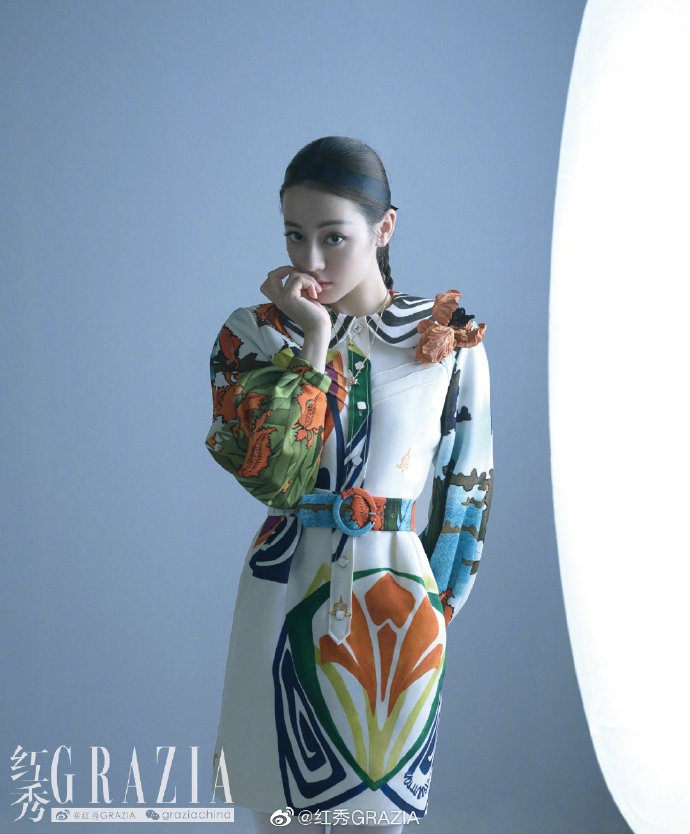 迪丽热巴最新大片曝光 风格多变展现侧颜杀