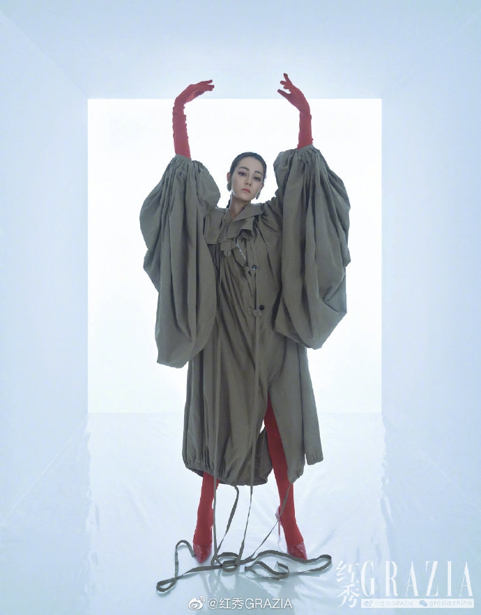 迪丽热巴最新大片曝光 风格多变展现侧颜杀