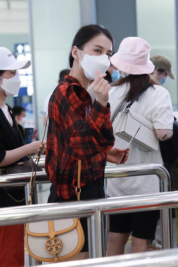 黄圣依穿衬衫搭热裤秀美腿 扎麻花辫温婉比心俏皮