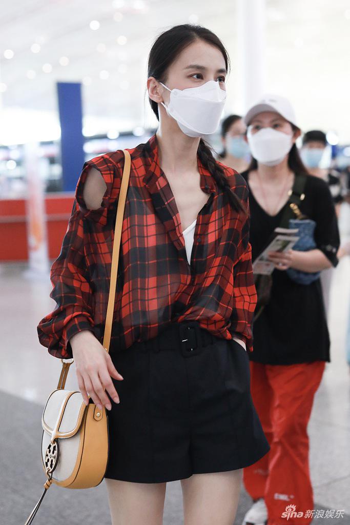 黄圣依穿衬衫搭热裤秀美腿 扎麻花辫温婉比心俏皮