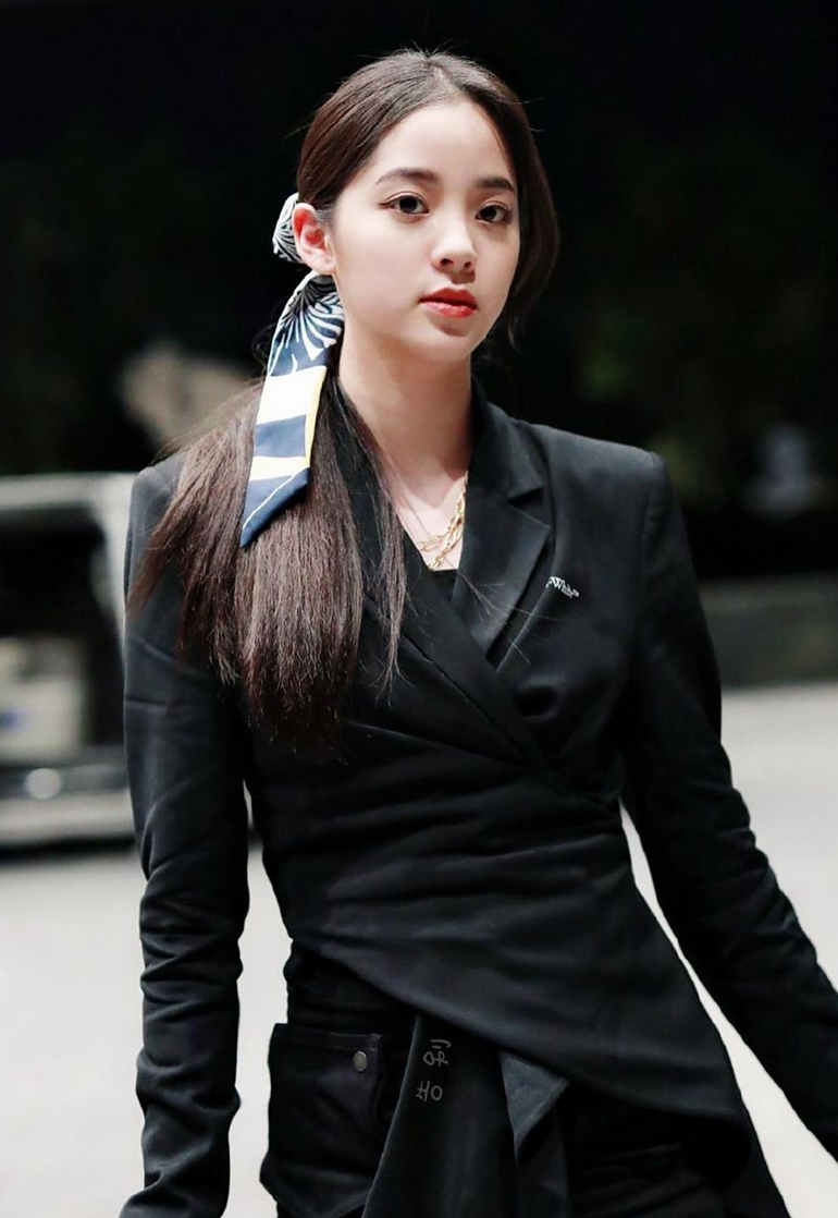 欧阳娜娜穿黑色套装秀蛮腰 认真弹钢琴安静优雅