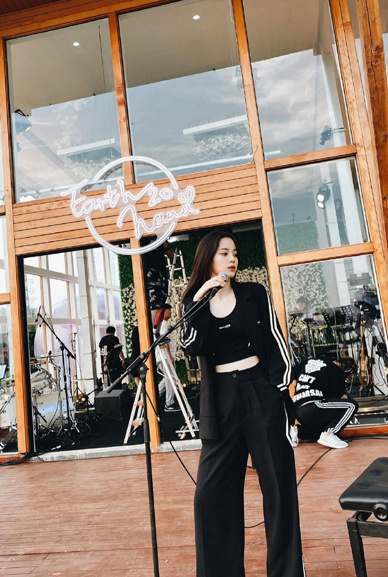 欧阳娜娜穿黑色套装秀蛮腰 认真弹钢琴安静优雅