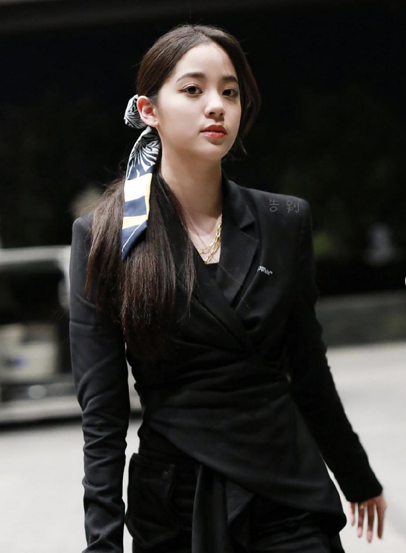 欧阳娜娜穿黑色套装秀蛮腰 认真弹钢琴安静优雅