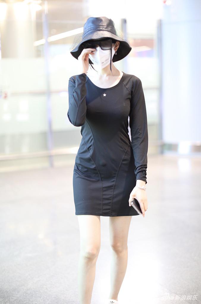 张天爱穿紧身黑裙大秀玲珑身形 美腿白到发光超抢眼