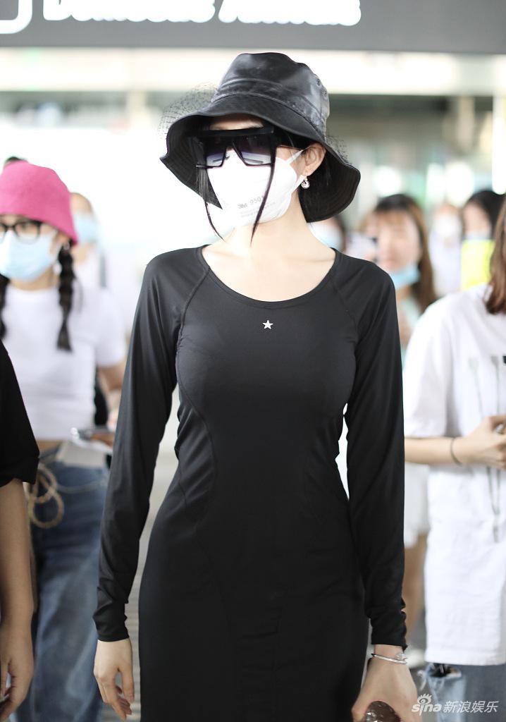 张天爱穿紧身黑裙大秀玲珑身形 美腿白到发光超抢眼