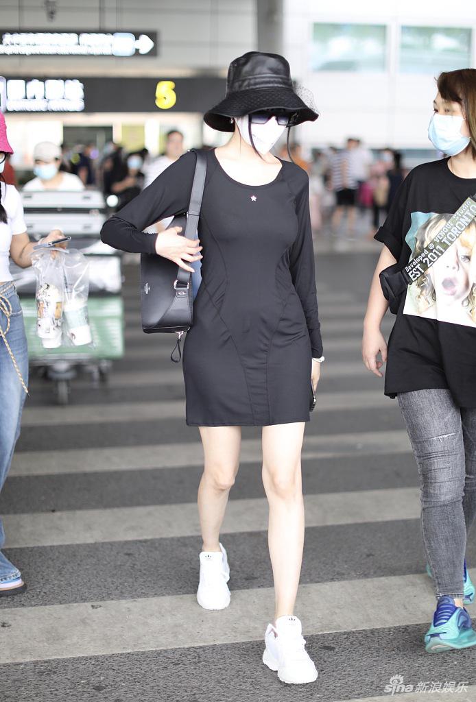 张天爱穿紧身黑裙大秀玲珑身形 美腿白到发光超抢眼