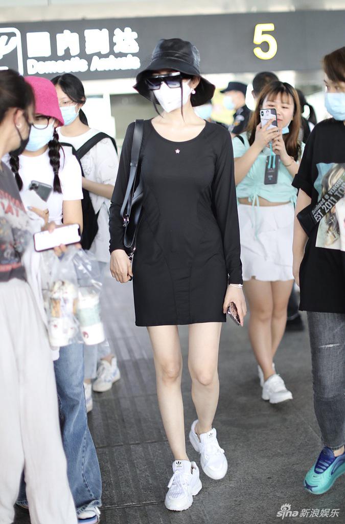 张天爱穿紧身黑裙大秀玲珑身形 美腿白到发光超抢眼