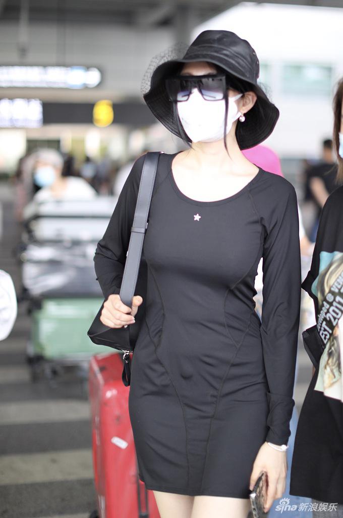 张天爱穿紧身黑裙大秀玲珑身形 美腿白到发光超抢眼