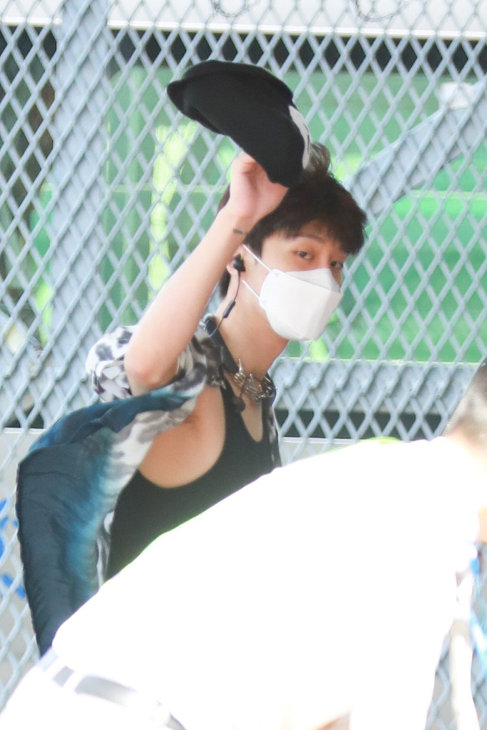 范丞丞生日当天现身机场 挥帽打招呼嘻哈有范