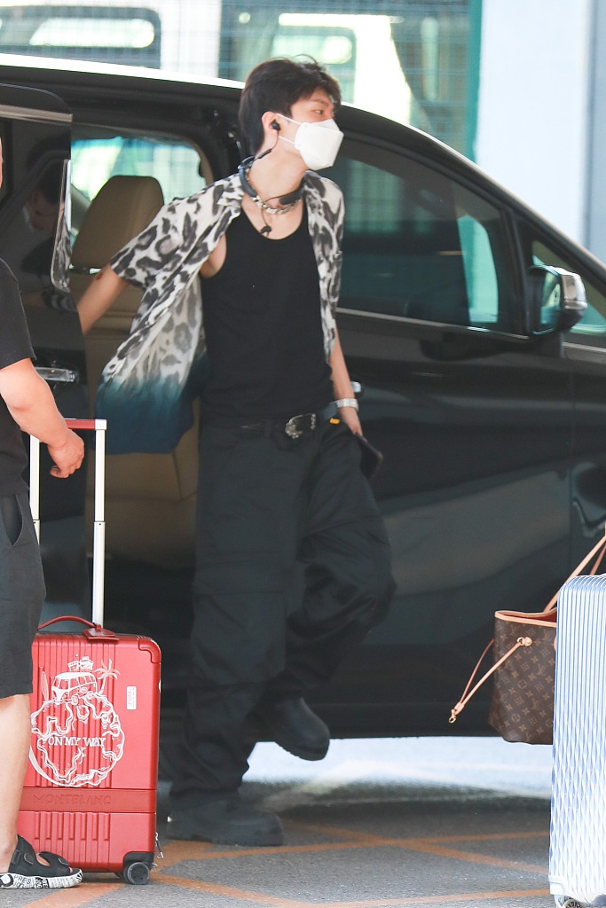 范丞丞生日当天现身机场 挥帽打招呼嘻哈有范