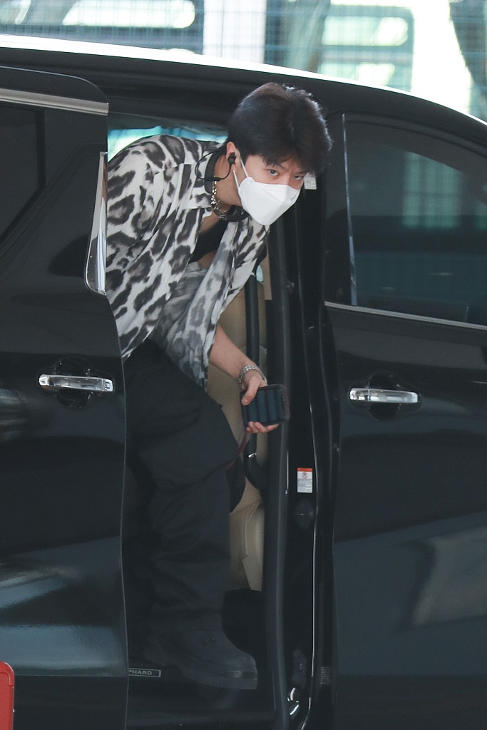 范丞丞生日当天现身机场 挥帽打招呼嘻哈有范