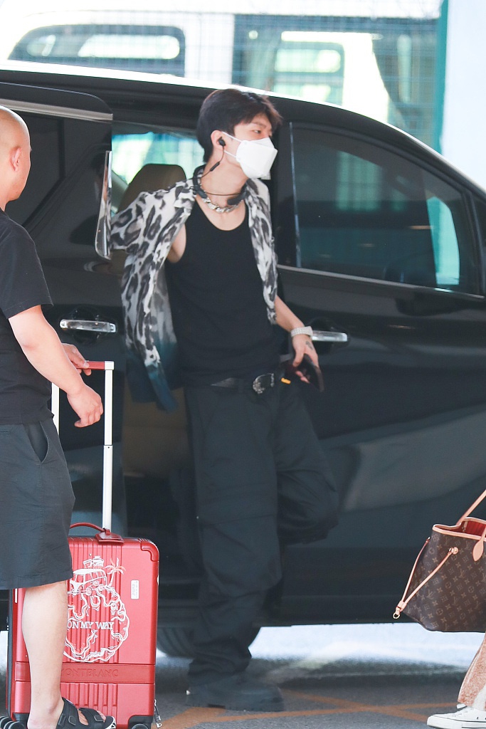 范丞丞生日当天现身机场 挥帽打招呼嘻哈有范