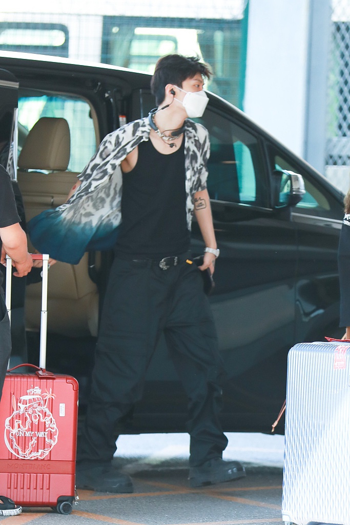范丞丞生日当天现身机场 挥帽打招呼嘻哈有范