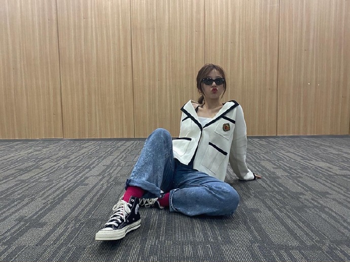 THE9训练室自拍各种凹造型 P图同框团魂满满