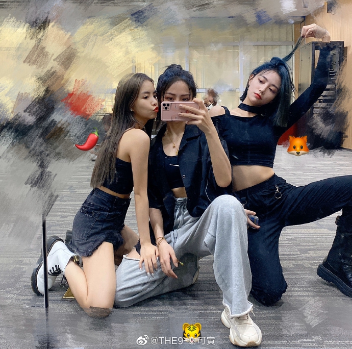 THE9训练室自拍各种凹造型 P图同框团魂满满