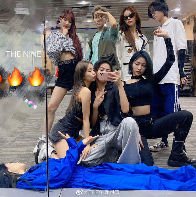 THE9训练室自拍各种凹造型 P图同框团魂满满