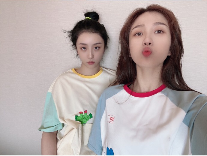 THE9训练室自拍各种凹造型 P图同框团魂满满