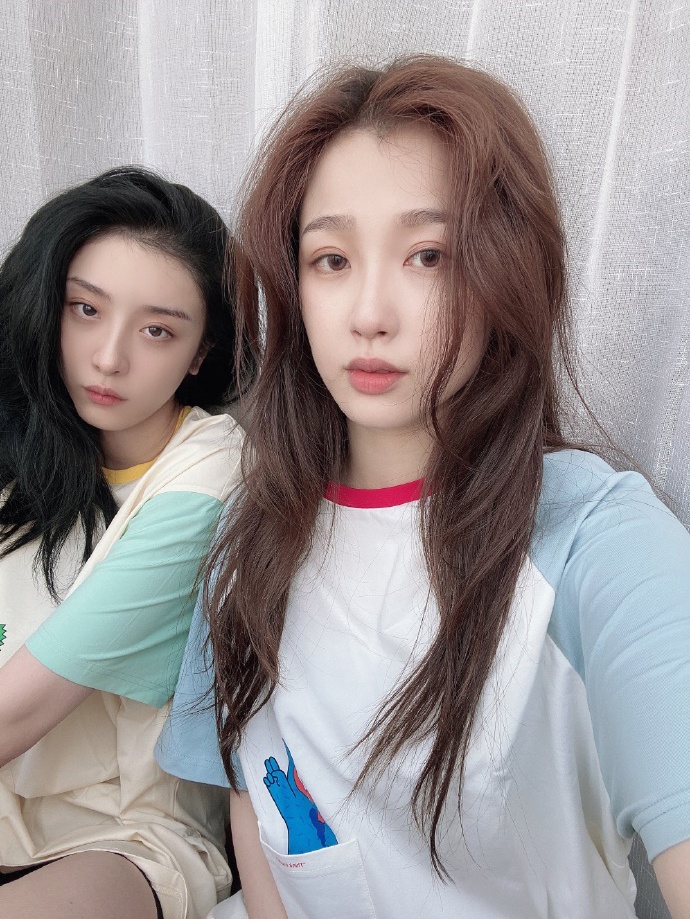 THE9训练室自拍各种凹造型 P图同框团魂满满