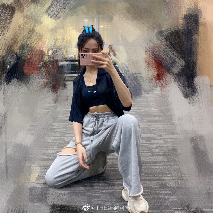 THE9训练室自拍各种凹造型 P图同框团魂满满