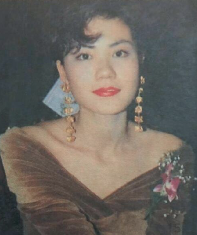 王菲青涩旧照曝光 穿v领礼服优雅端庄