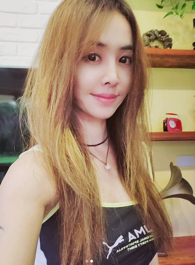 蔡依林晒自拍穿清凉吊带 长发披肩对镜温柔浅笑