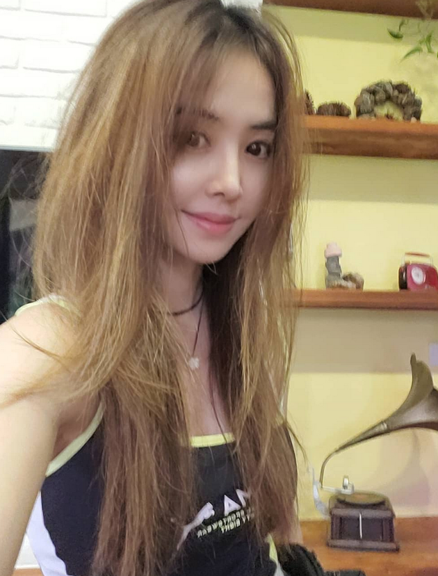 蔡依林晒自拍穿清凉吊带 长发披肩对镜温柔浅笑