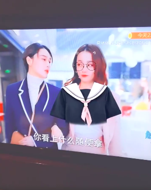 张馨予宅家悠闲追剧 给自己和热巴P搞怪特效