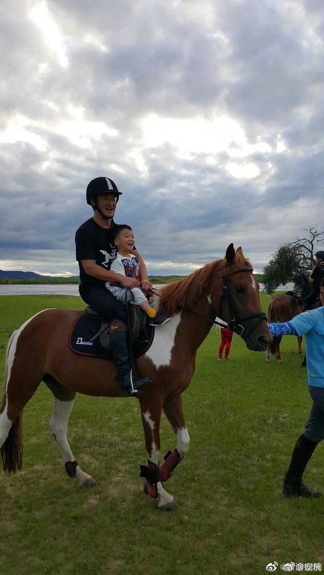 吴所谓送吴京父亲节礼物 折纸衬衫配长领带很用心