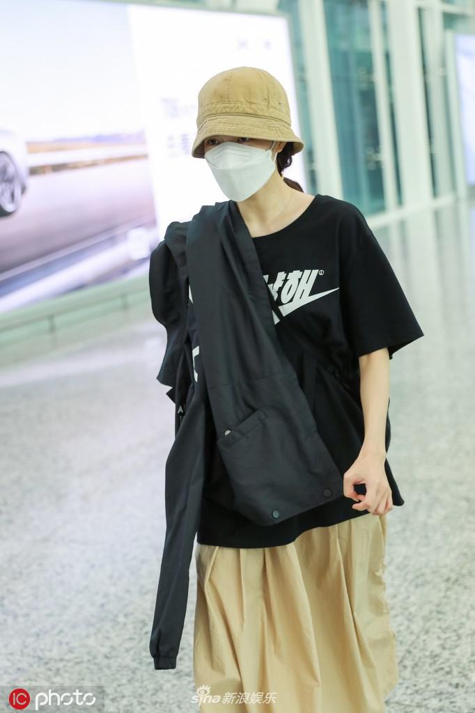 钟楚曦随性穿搭难掩御姐气质 外套披肩霸气十足