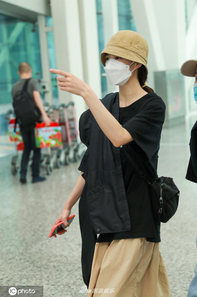 钟楚曦随性穿搭难掩御姐气质 外套披肩霸气十足