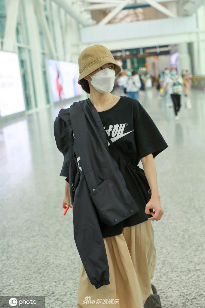 钟楚曦随性穿搭难掩御姐气质 外套披肩霸气十足