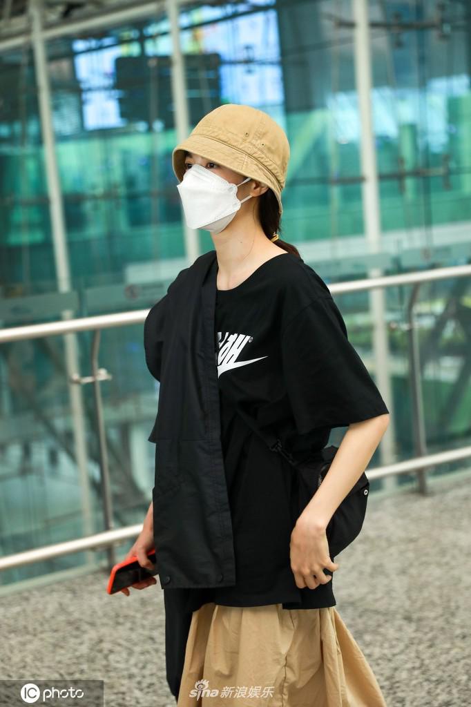 钟楚曦随性穿搭难掩御姐气质 外套披肩霸气十足